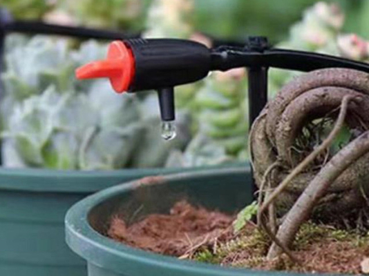 Großhandel 0~40L Verstellbarer Bewässerungs-Tropftrinker Kunststoff-Wasser-Tropftrinker 1/4' Barb